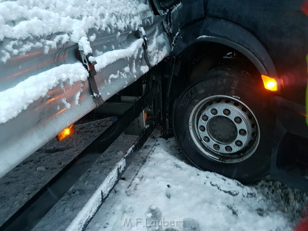 LKW rutscht in Boeschung Bergneustadt Pa P07.jpg